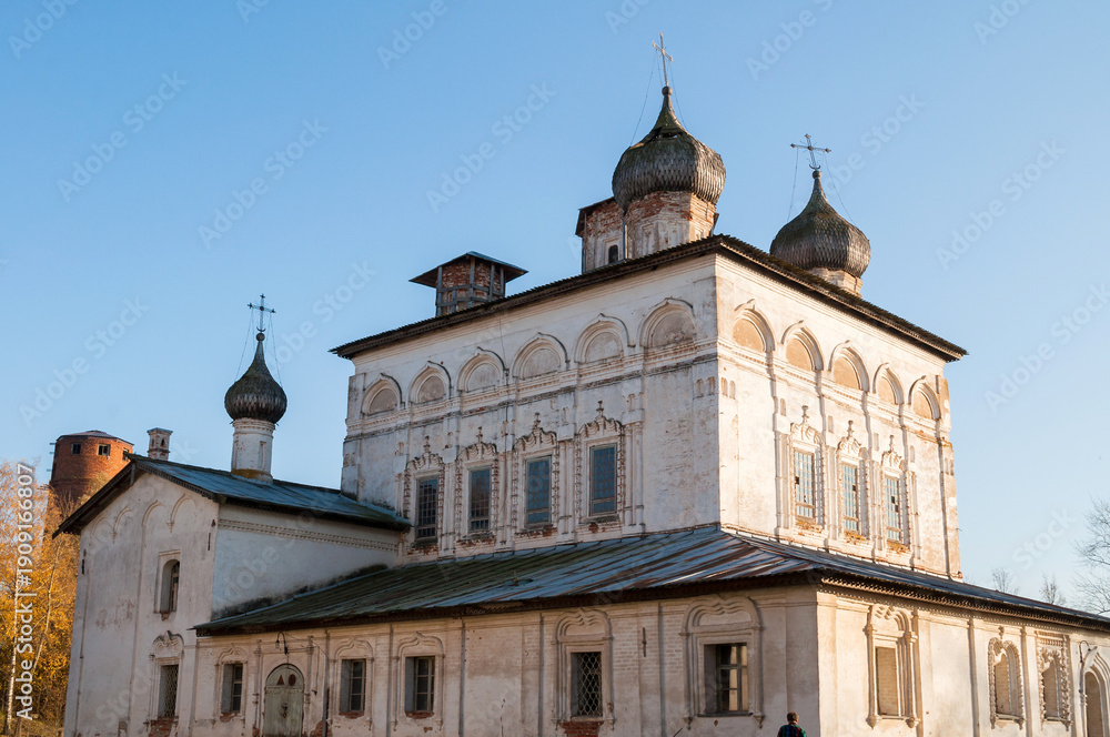 Obraz premium Veliky Novgorod, Russia. Resurrection Cathedral of Derevyanitsky monastery in Veliky Novgorod surroundings