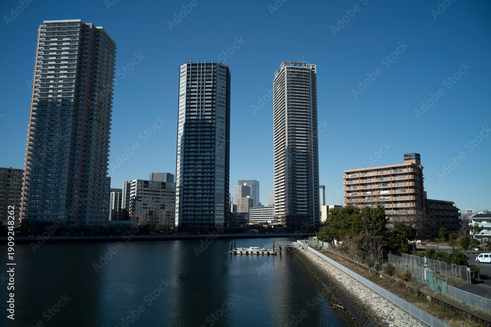 Obraz premium 辰巳運河と高層マンション