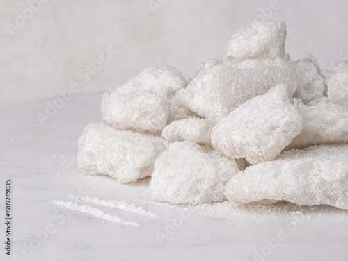Tablou pe pânză Stuck ofwhite Crystalline Chunks of white crystalline chunks of snorting drugs o