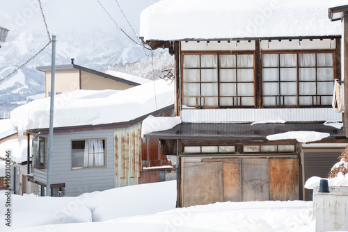 こんもり雪の積もった野沢温泉村の民家