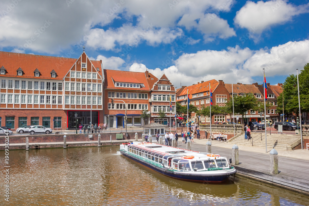 Obraz premium Tourists getting into a cruiseboat in the Ratsdelft harbor of Emden, Germany