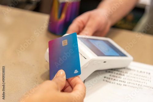 Quadro su tela Customer making contactless payment with credit card at retail store