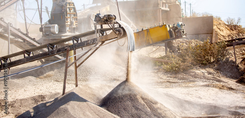 Tableau sur toile Vibrating screen stone crusher in operation