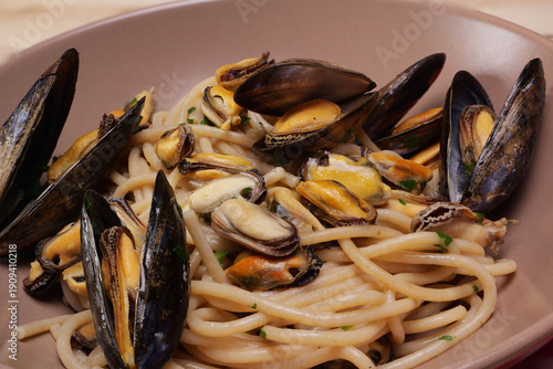 Piatto in primo piano con spaghetti e cozze