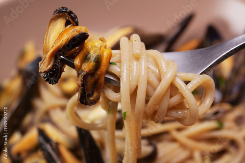 Primo piano di forchetta con spaghetti e cozze