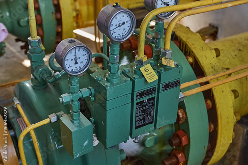 Pressure gauges and pipeline system