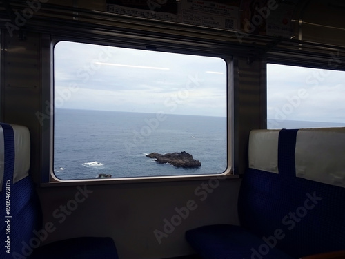海が見える車窓