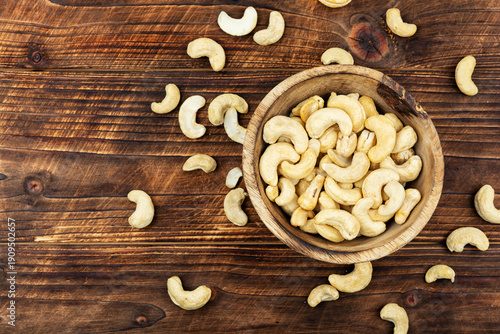 Canvastavla A bowl filled with fresh and crisp cashews.