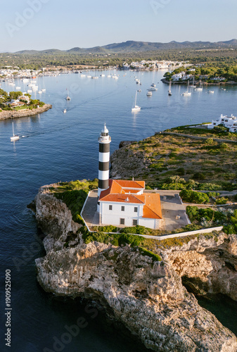 Vista aérea de Portocolom en Mallorca con faro, playa y barcos en la costa mediterránea
