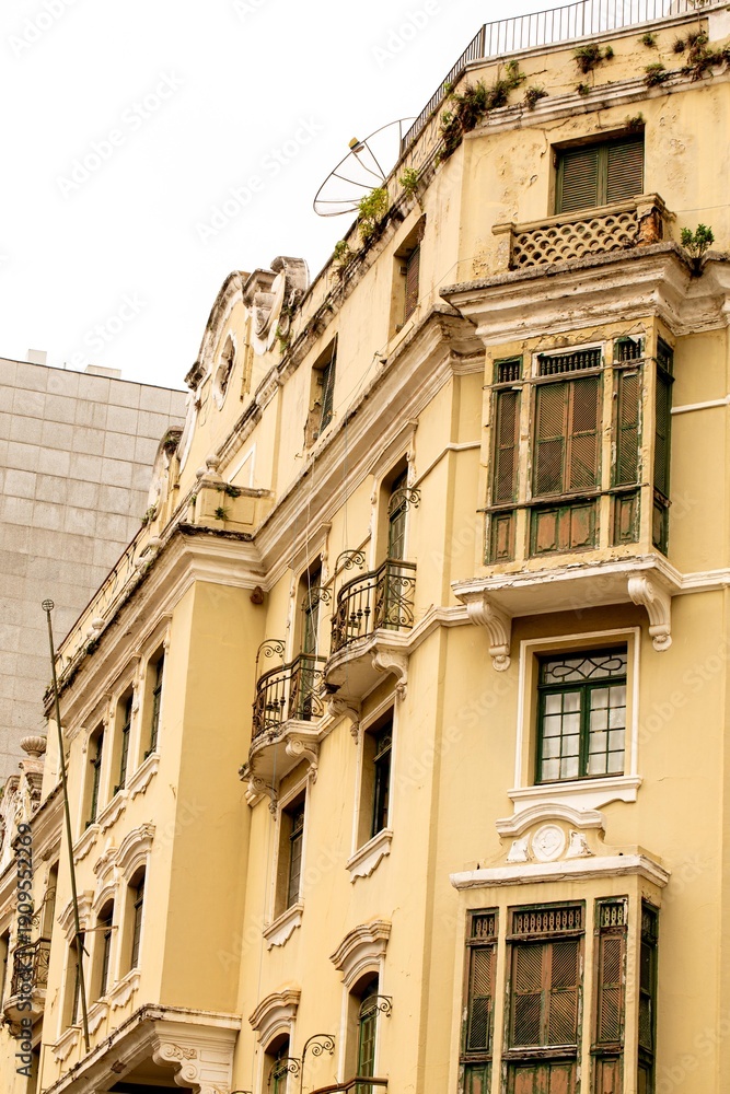 Obraz premium Parede de cor amarela de prédio localizado no centro histórico de São Paulo.