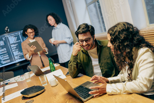 team discusses project, participants prioritize tasks during collaborative meeting in office space