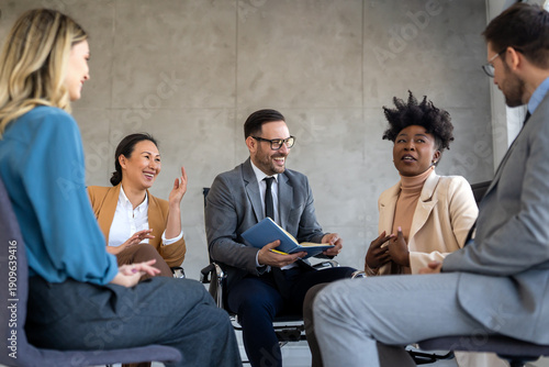 Foto A multinational workplace a leader integrates perspectives, cross cultural colla