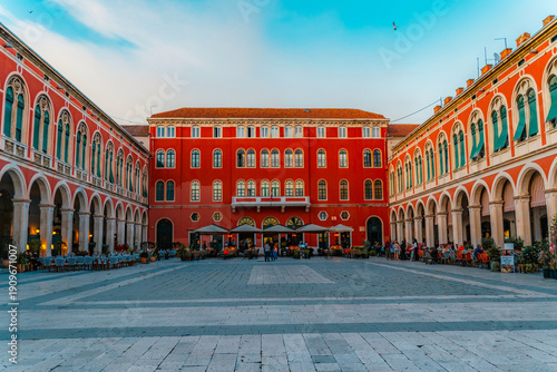 Schilderij op canvas The iconic Republic Square (Prokurative) in Split, featuring stunning red neo-Renaissance architecture and grand arches, Dalmatia, Croatia