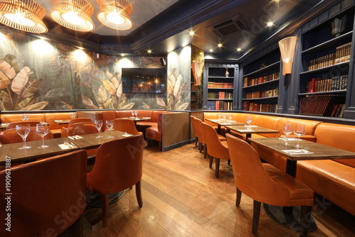Fotografie Table et chaises dans un restaurant élégant