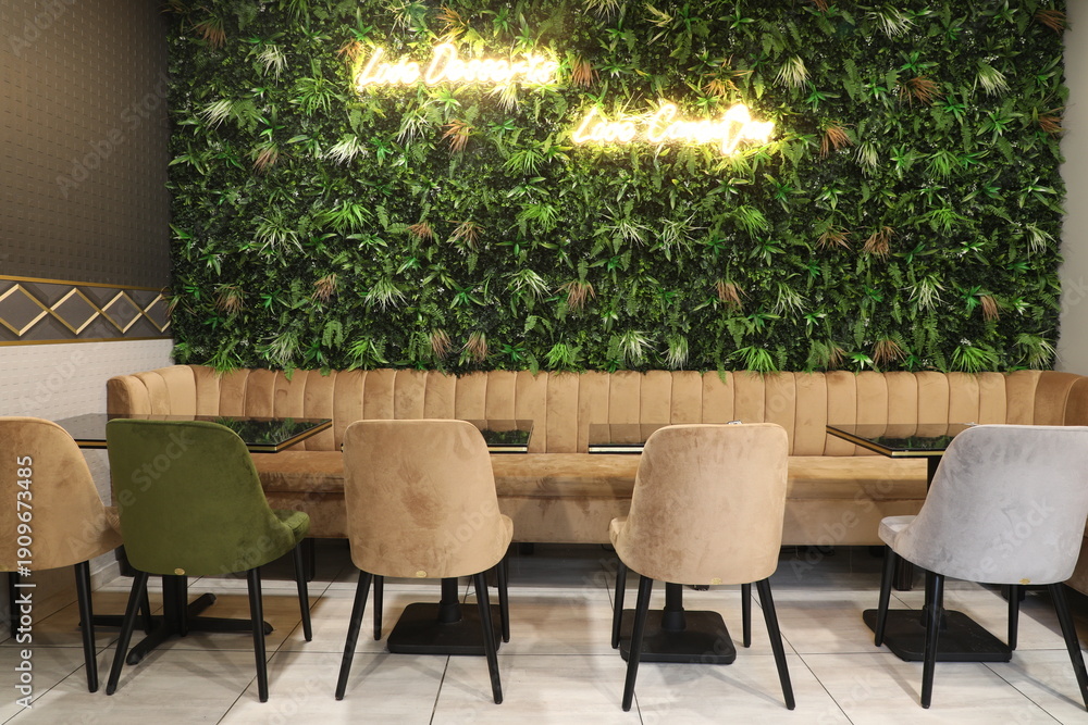 Obraz premium Table et chaises dans un restaurant moderne
