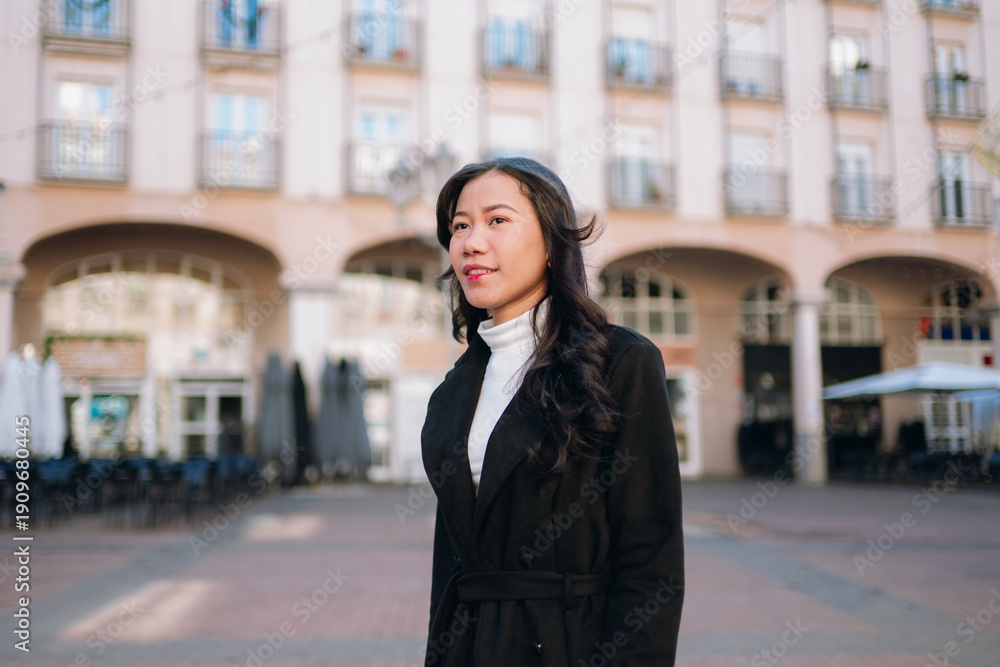 Obraz premium Asian woman traveling in city square