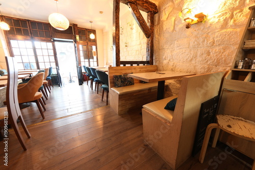 Photos Table et chaises dans un restaurant à midi