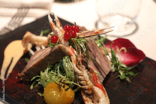 Fotografie Plat de brasserie avec gambas et légumes frais