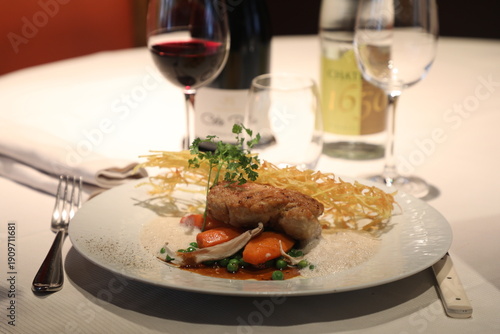Fotografie Plat de restaurant servi avec du vin rouge