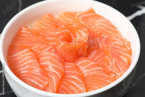 Dégustation de sushi avec du saumon cru