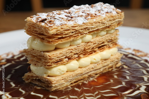 Dessert sucré au restaurant avec mille-feuille
