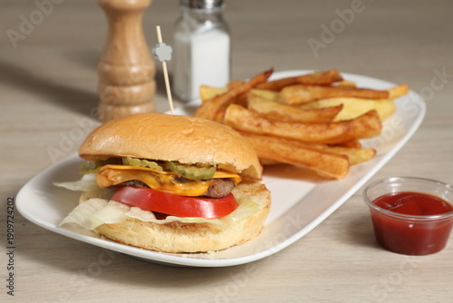 Hamburger avec frites et ketchup sur une table