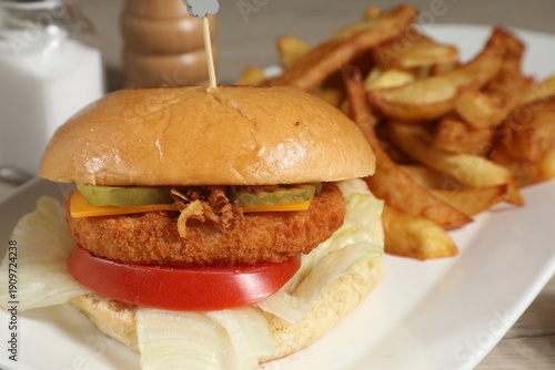 Savoureux hamburger avec frites sur une assiette