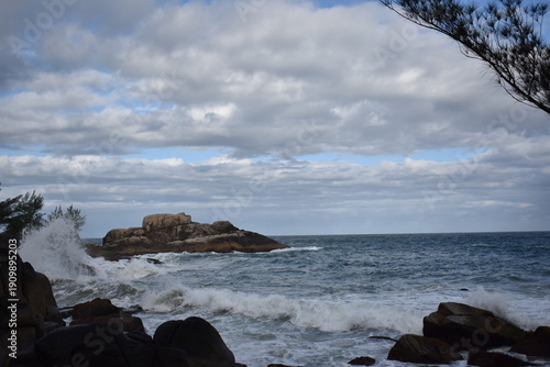 El romper de las olas costa de Brasil