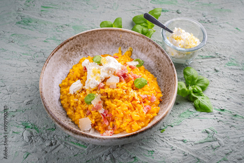 Φωτογραφία Risotto allo zafferano e prosciutto - traditional saffron risotto alla milanese
