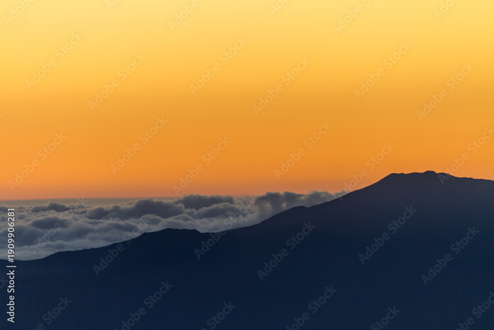 Fototapeta premium Sunset Above the Clouds at Haleakala Crater Maui Hawaii