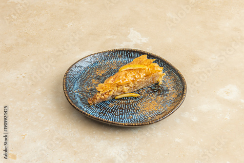 Foto A golden, syrupy feast: a close-up of delicate layers of crisp phyllo pastry fil