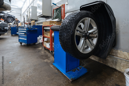 Принти на полотні Process of wheel balancing on balancing machine