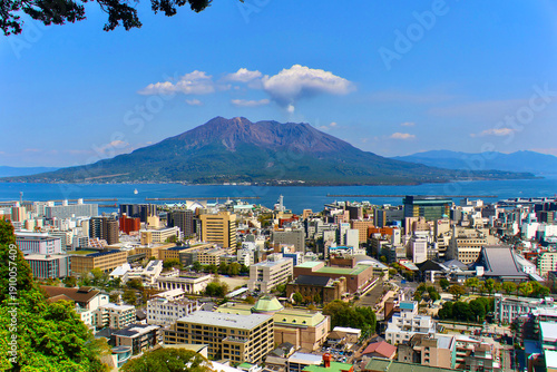 Bild auf Leinwand 桜島と市街地（鹿児島県・鹿児島市）