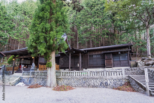 фотографія 日本：鎮（しずめ）神社の本殿と森／奈良井宿の西端に在り疫病を鎮める神を祀る／長野県塩尻市