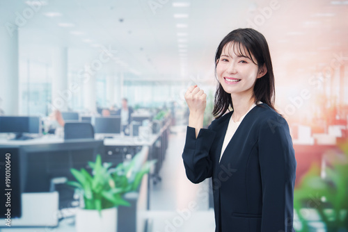 Free Download 笑顔でオフィス勤務をする若い女性 - GFXLoad