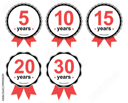 赤色と黒色のコントラストが鮮やかなアニバーサリーロゴセット。5周年、10周年、15周年、20周年、30周年の数字入りエンブレム。スカラップ型の丸枠と赤いリボンを組み合わせたポップで目を引くデザイン。店舗の周年祝い、企業の創立記念、販促キャンペーンバナーに最適な高品質ベクター素材。