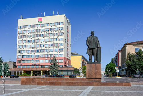 Фотография Lenin monument on a square next to the city administration building, Bryansk reg