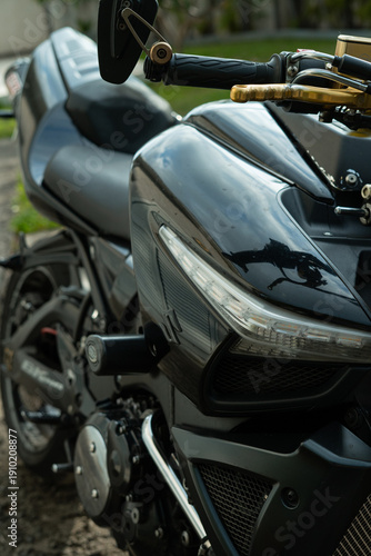 Détail de moto sportive noire avec éclairage LED et finitions premium