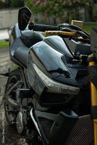 Guidon de moto sportive avec levier doré et finitions haut de gamme en gros plan