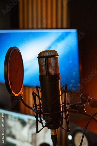 Microphone de studio professionnel avec filtre anti-pop dans un environnement d’enregistrement moderne
