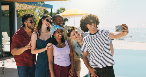 Fotografía Smile, selfie and summer with friends outdoor for bonding, social media and holiday connection