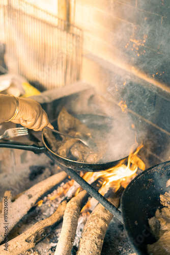 Cuisson traditionnelle au feu de bois dans une cuisine créole authentique