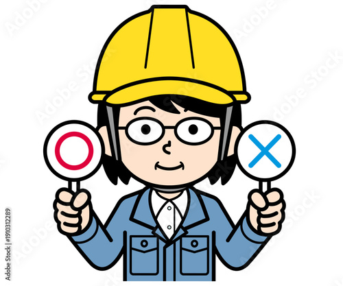 マルバツ札を持つヘルメットをかぶった現場監督の中年女性