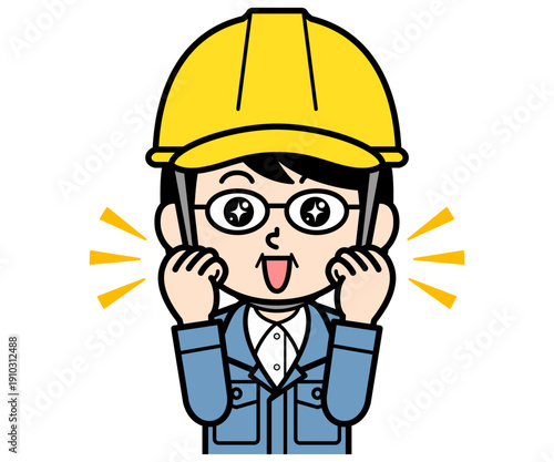 ワクワクしているヘルメットをかぶった現場監督の中年女性