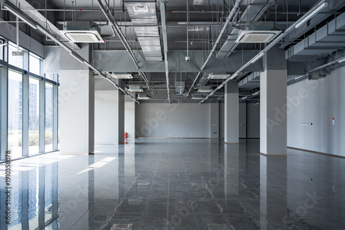 Fotografía Spacious modern office shell space with exposed ceiling infrastructure and refle