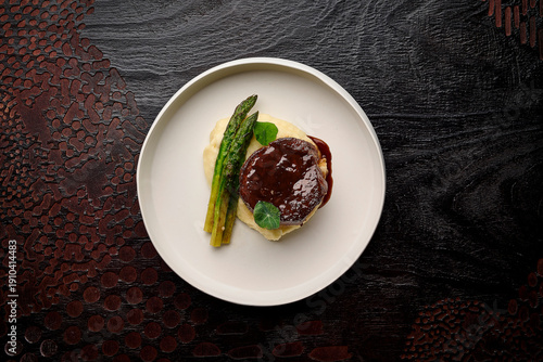 Tableau sur toile Fine Dining Glazed Filet Mignon served with Asparagus and Mash