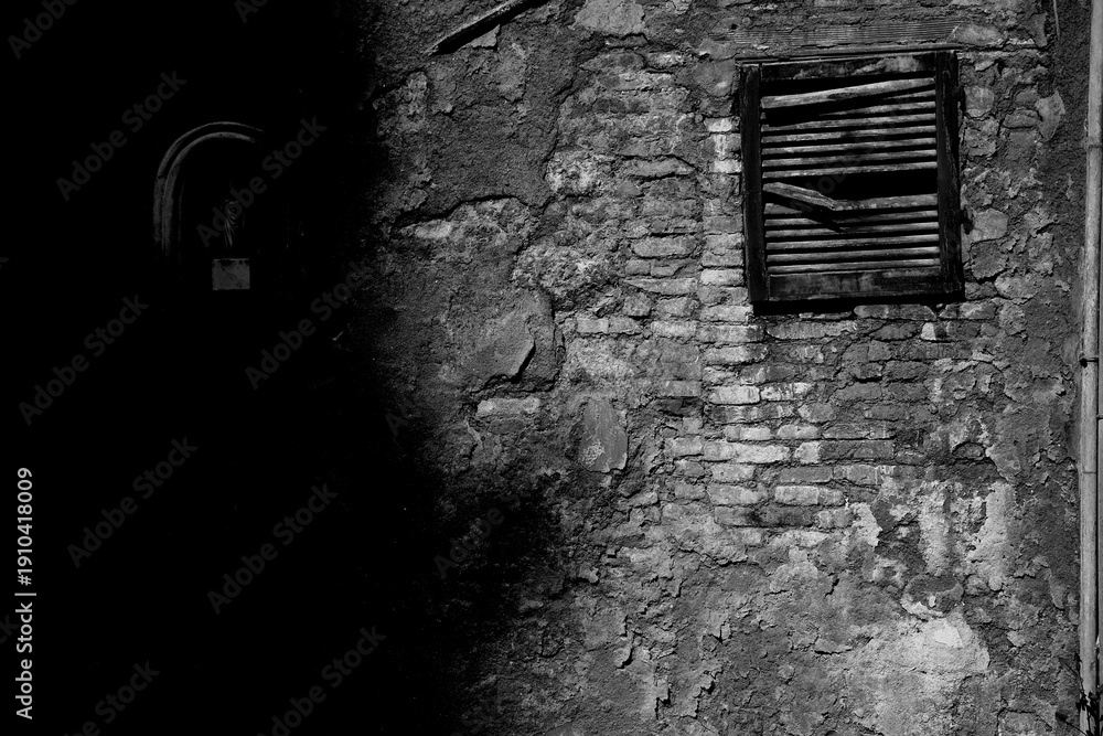 Fototapeta premium Borghi toscani in bianco e nero. L'architettura medievale dei borghi toscani, caratterizzata da pietra, cotto, riflette il periodo comunale con cinte murarie, torri, vicoli stretti e piazze. Italia. 