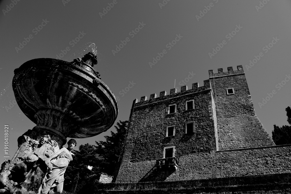 Fototapeta premium Borghi toscani in bianco e nero. L'architettura medievale dei borghi toscani, caratterizzata da pietra, cotto, riflette il periodo comunale con cinte murarie, torri, vicoli stretti e piazze. Italia. 