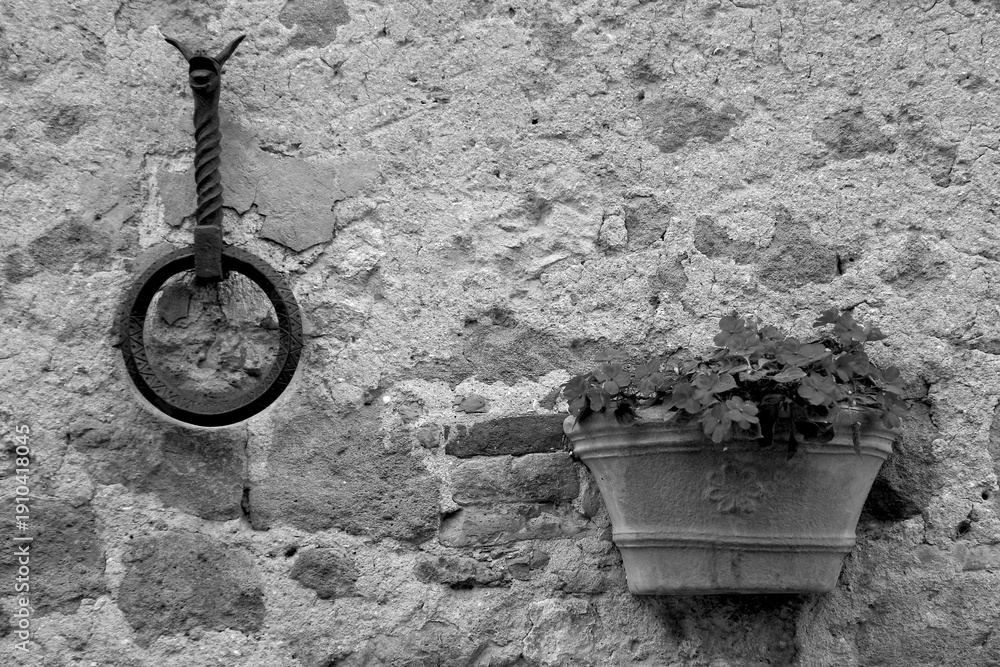 Obraz premium Borghi toscani in bianco e nero. L'architettura medievale dei borghi toscani, caratterizzata da pietra, cotto, riflette il periodo comunale con cinte murarie, torri, vicoli stretti e piazze. Italia. 