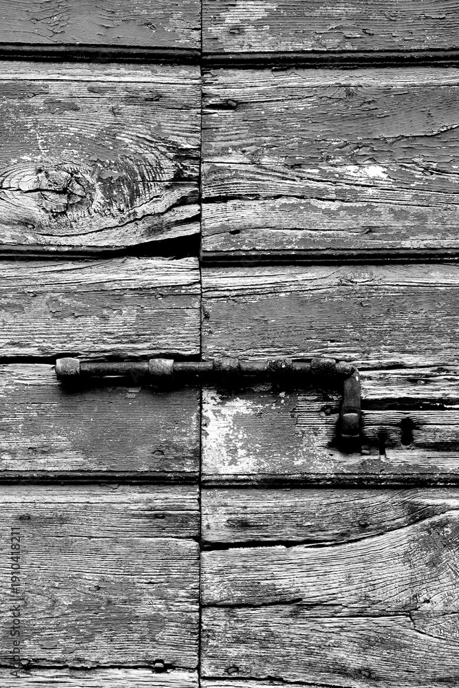 Fototapeta premium Borghi toscani in bianco e nero. L'architettura medievale dei borghi toscani, caratterizzata da pietra, cotto, riflette il periodo comunale con cinte murarie, torri, vicoli stretti e piazze. Italia. 
